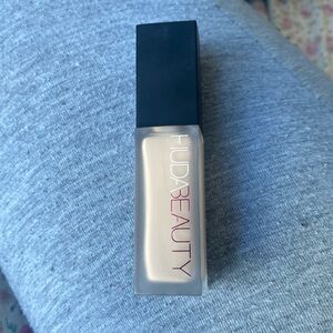 Huda Beauty concealer - Honey 1.7B